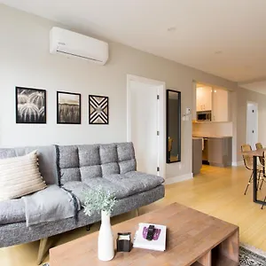 Appartement Trendy Little Italy 3 Bedroom By Den, Montréal