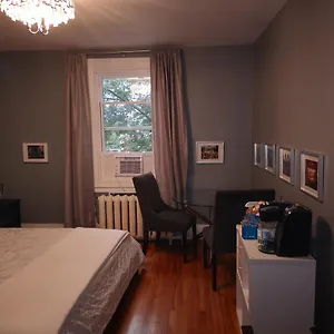 With King Bed In Shared 3 Bedroom Downtown Accommodatie bij particulieren